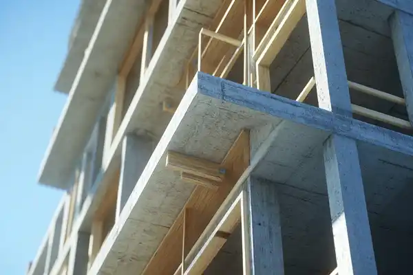 Rohbau eines mehrstöckigen Betongebäudes mit sichtbaren Holzschalungen