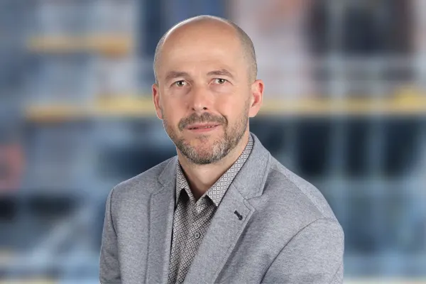 Portrait von Nermin Jusovic, Geschäftsführer der Wohnbau Projekt GmbH