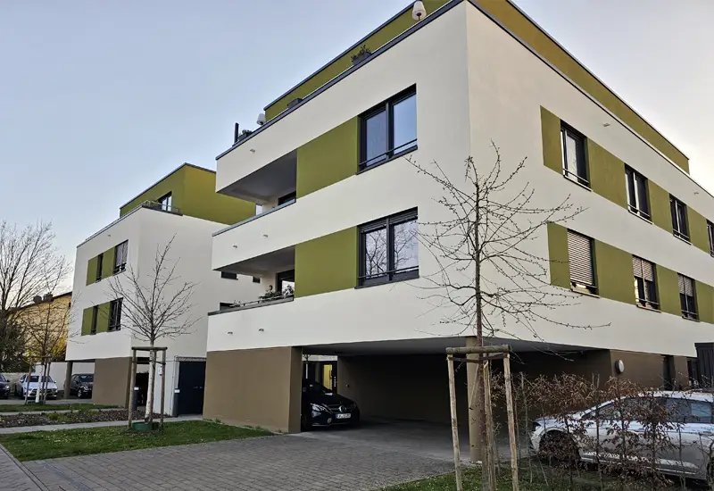 Modernes Mehrfamilienhaus mit weißen Fassaden