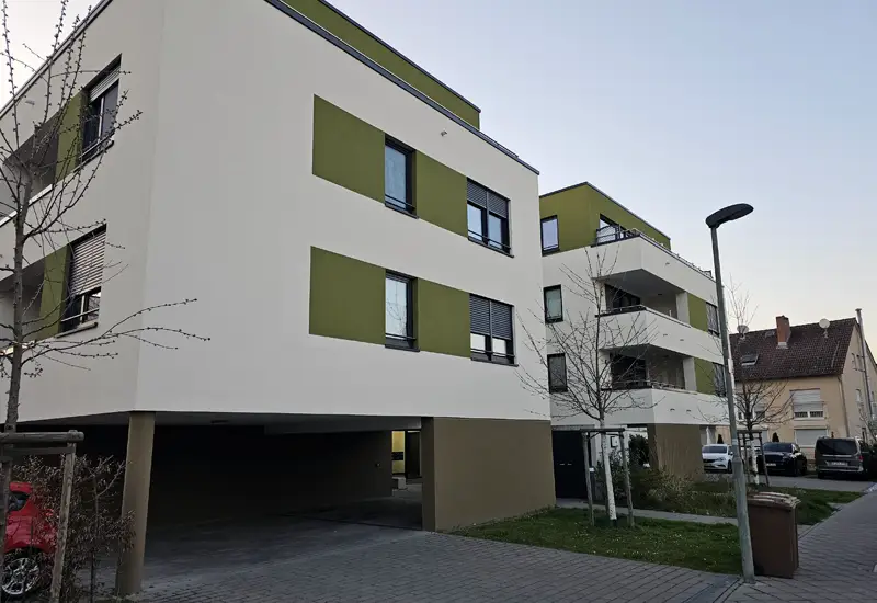 Dreigeschossiger Neubau mit Balkonen und Pultdach