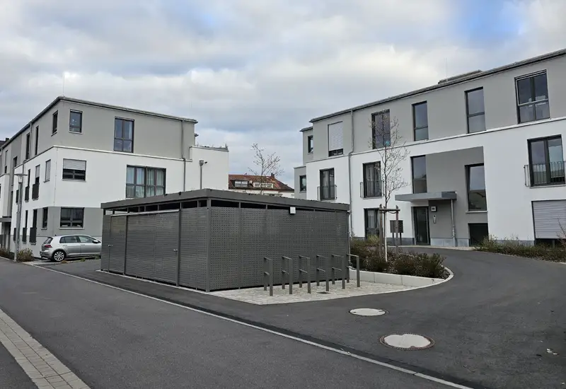 Reihenhausanlage mit Carports und Ziegelverkleidung
