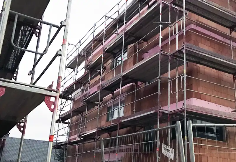 Baustelle mit Fundamentarbeiten und Maschinen